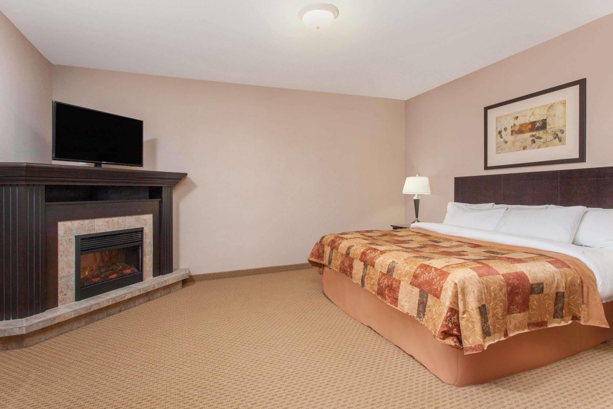 Ramada By Wyndham Brooks Hotel Kültér fotó