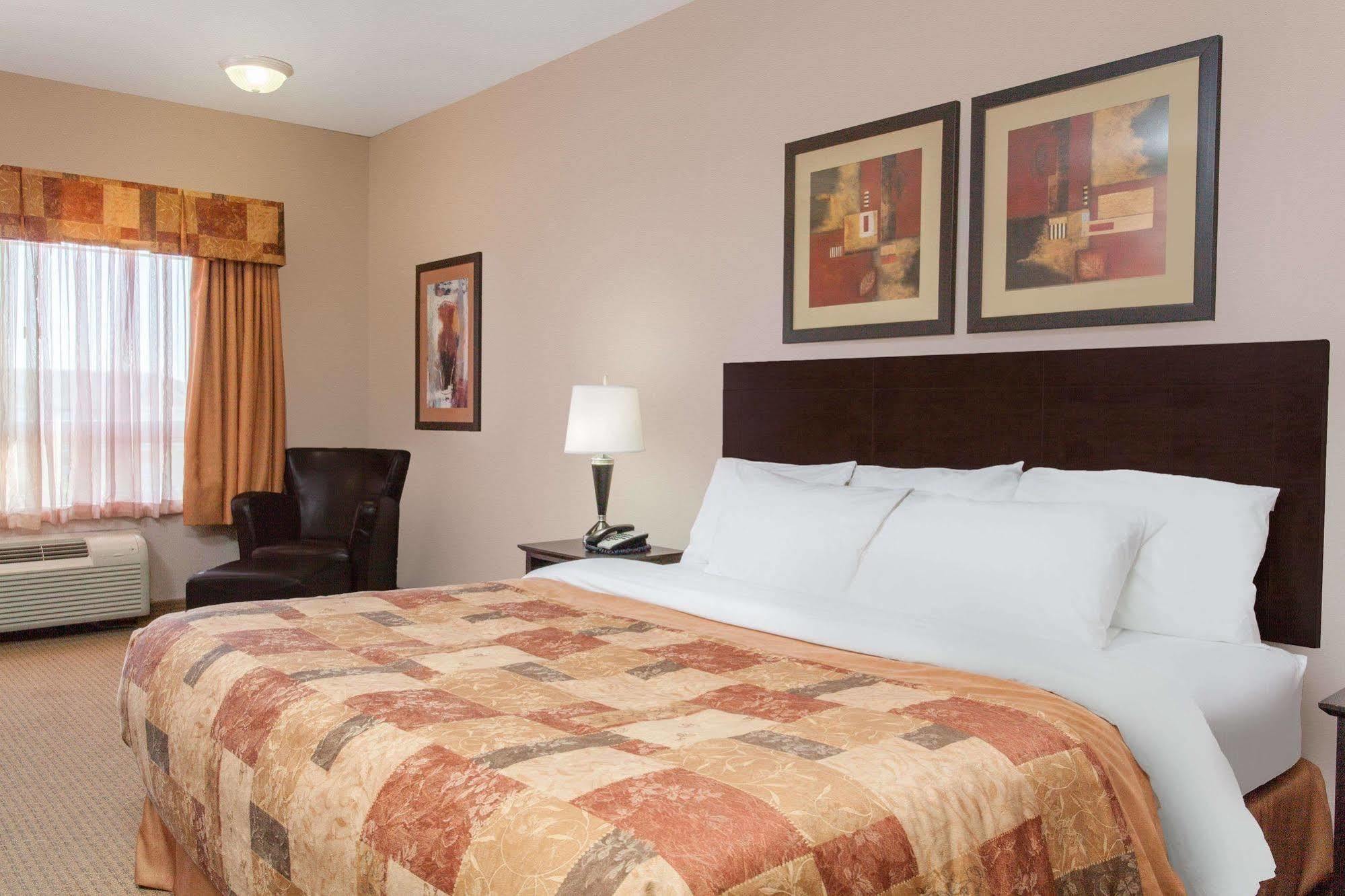 Ramada By Wyndham Brooks Hotel Kültér fotó