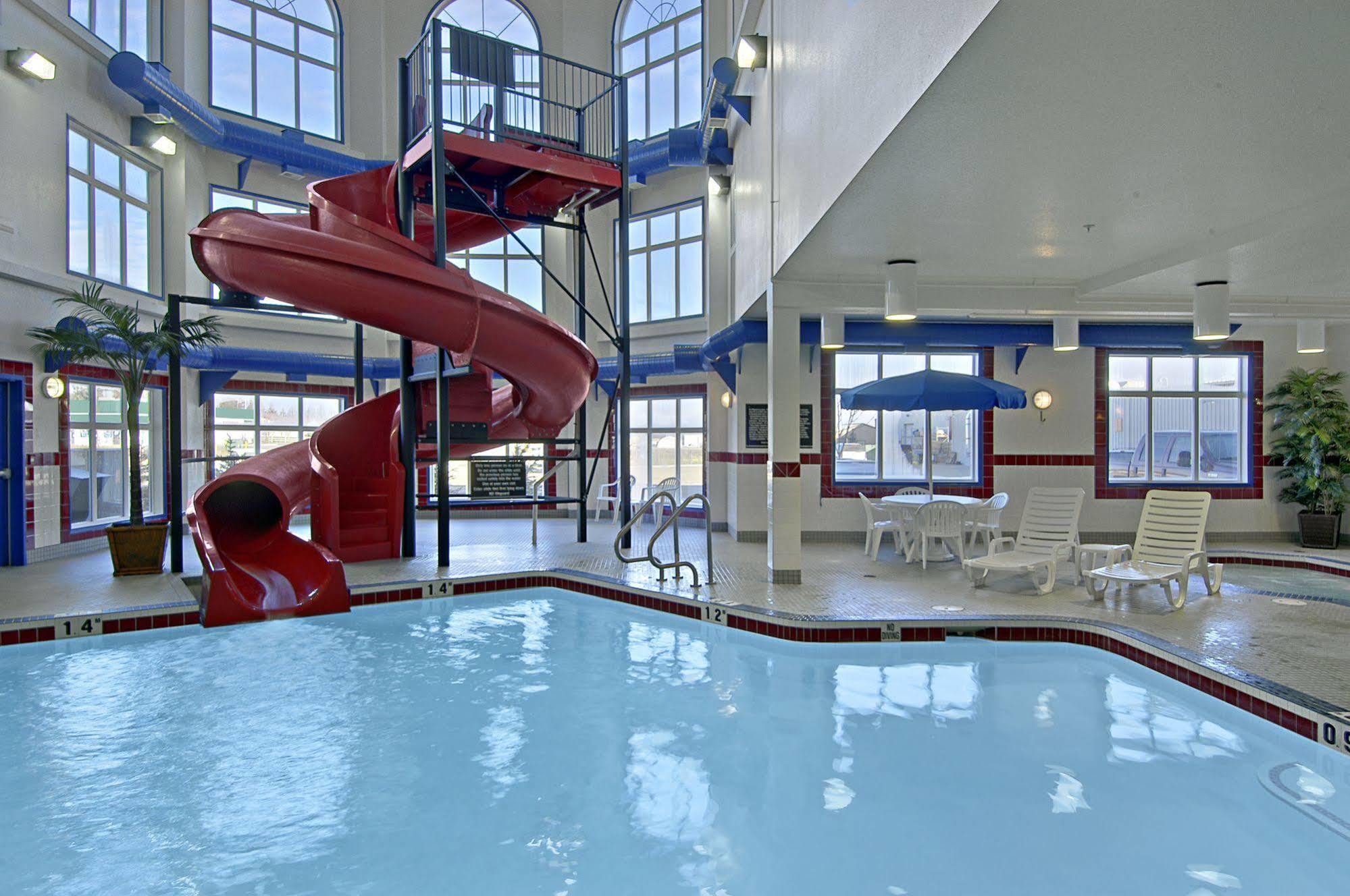 Ramada By Wyndham Brooks Hotel Kültér fotó